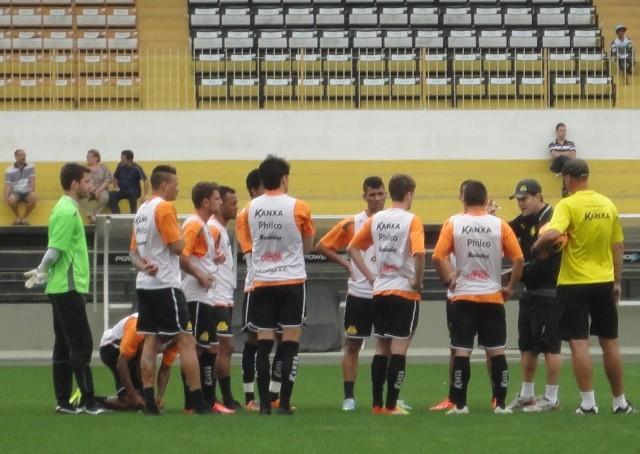Em coletivo, Argel projeta time para encarar a Ponte Preta
