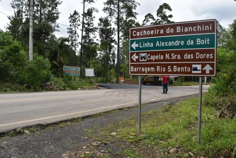 Prefeito visita obras de pavimentação asfáltica na rodovia Michelangelo Viola