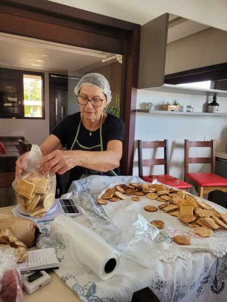 Mulheres produzem bolachas para atingidos pelas enchentes no RS