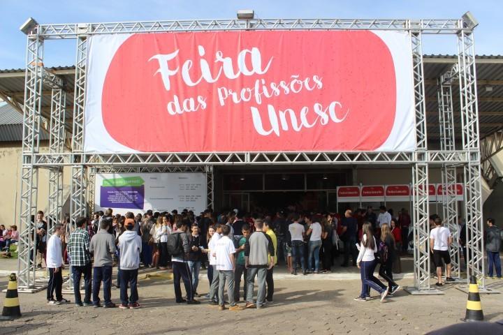 VÍDEO: Estudantes lotam Feira das Profissões na Unesc