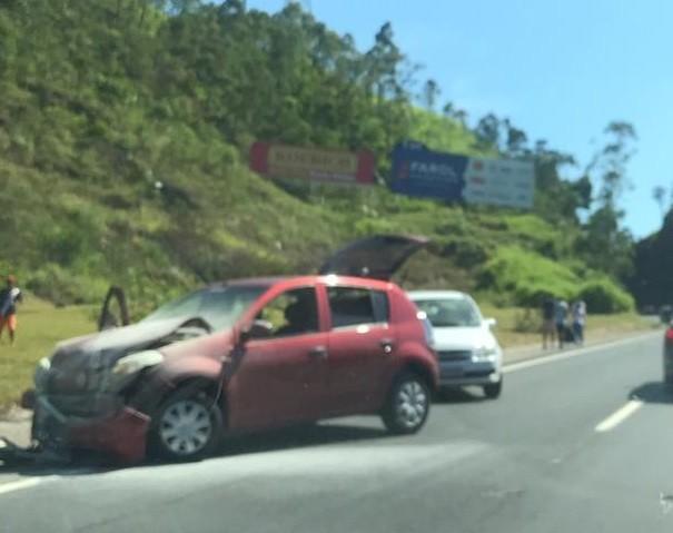 Colisão entre dois veículos deixa trânsito lento em Tubarão 
