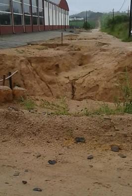 Cratera se abre em rua de Orleans e causa incômodo aos moradores