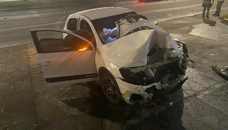 Criciúma: motorista perde o controle da direção e colide contra árvore na avenida Centenário 