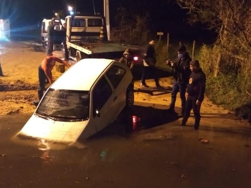 Motorista morre após veículo cair no rio Sambaqui em Imbituba