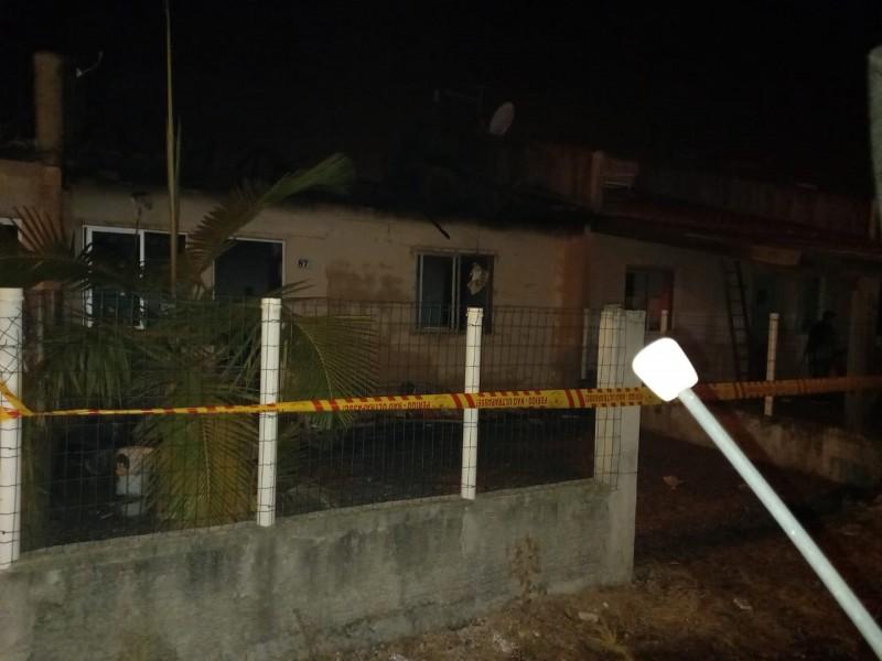 Casa pega fogo em Balneário Rincão