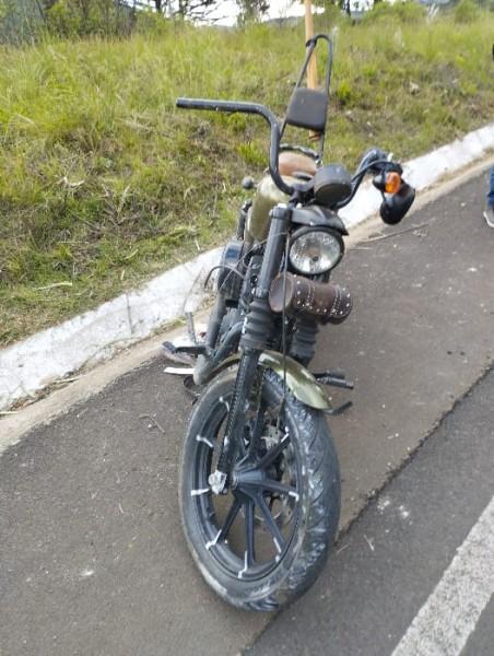 Motocicleta com placa de Criciúma tomba em Painel