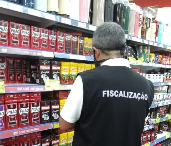 Procon de Içara realiza pesquisa de preço dos itens da cesta básica