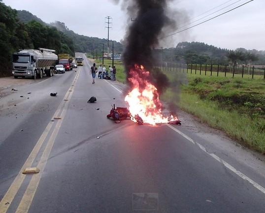 Após acidente, motocicleta pega fogo na SC-108