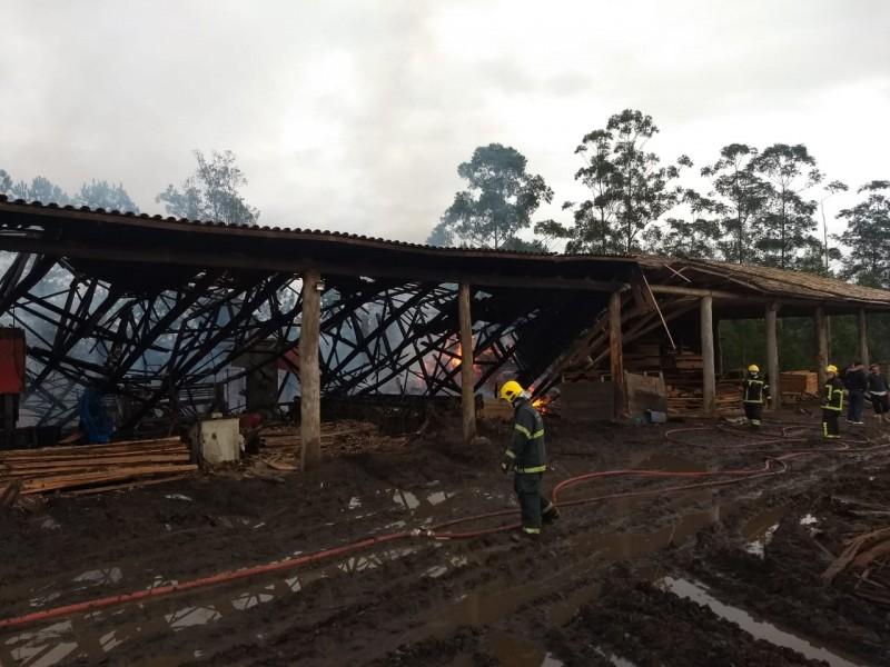 Bombeiros trabalham durante sete horas seguidas para combater incêndio em madeireira