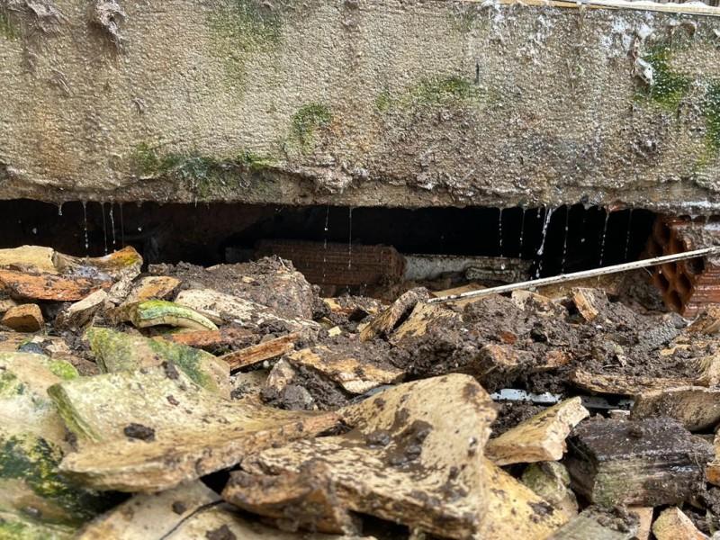 Problema de drenagem faz terreno ceder e causa preocupação para moradora do bairro Ana Maria