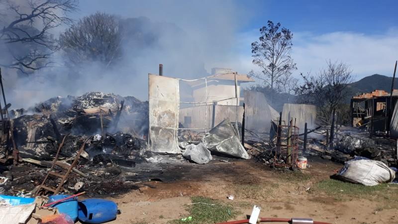 Incêndio destrói empresa de material reciclável em Garopaba
