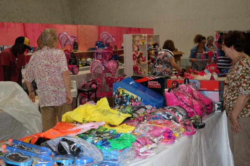 Hospital São José realiza bazar com produtos doados pela Receita Federal