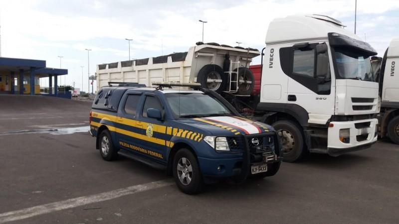 Polícia flagra cinco caminhões com excesso de carga em Araranguá 