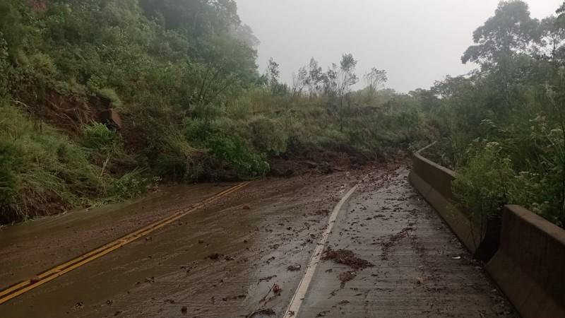 Timbé do Sul: deslizamentos de terra provocam interdição da Serra da Rocinha