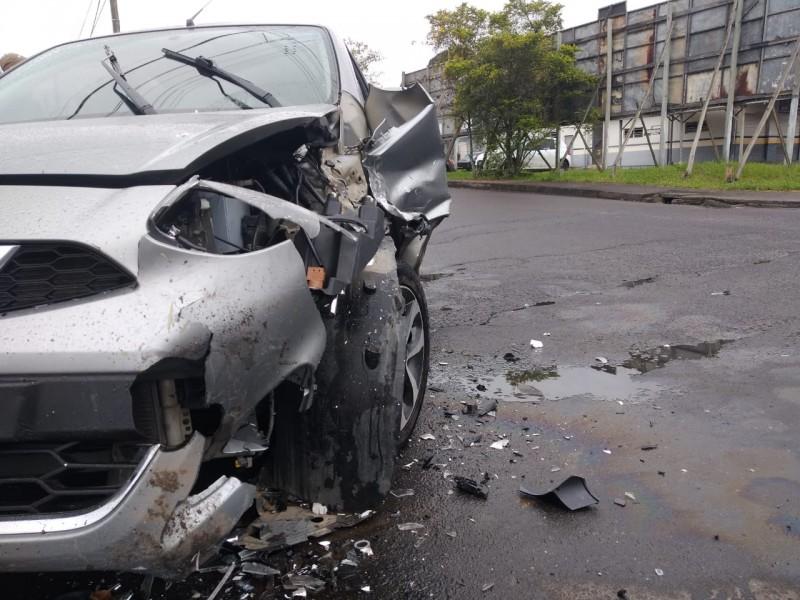 Colisão frontal é registrada no bairro Jardim Angélica
