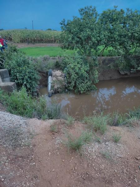 Carro sai da pista, capota e cai dentro de rio em Meleiro
