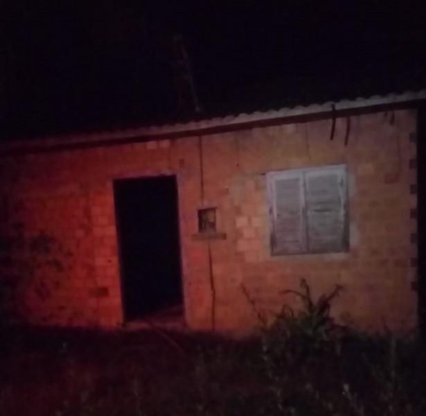 Bombeiros combatem incêndio em casa no município de Sombrio