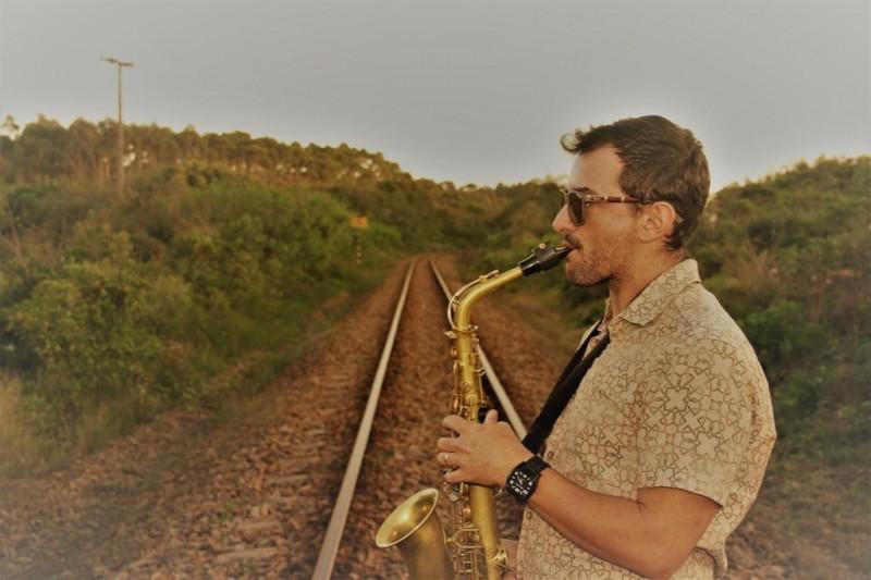 Quinho Melo lança nova música; letra foi escrita em parceria com amigos e esposa 