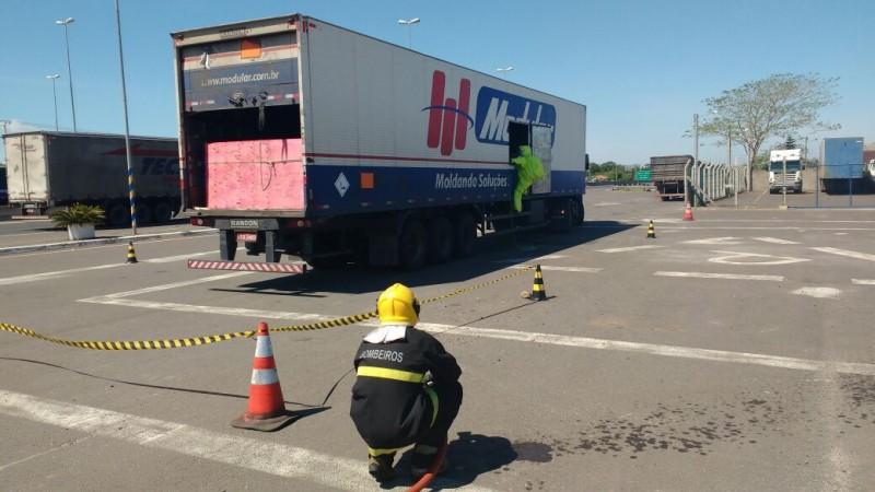 Corpo de Bombeiros é acionado após vazamento de produto químico em caminhão