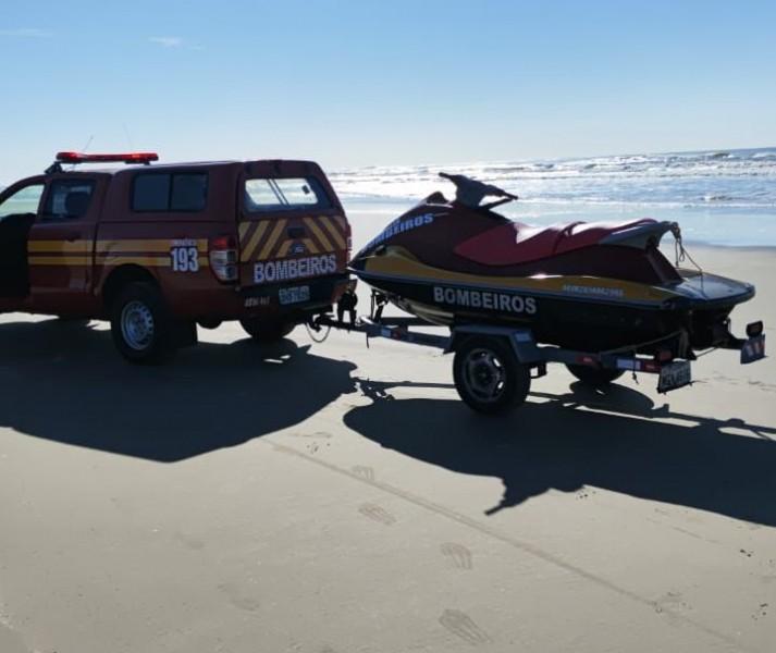 Bombeiros ainda procuram por pescador desaparecido durante naufrágio em Passo de Torres
