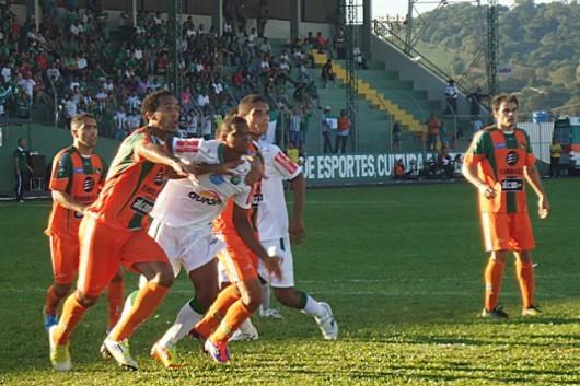 Após rebaixamento, jogadores empurram ônibus para voltar a Camboriú 