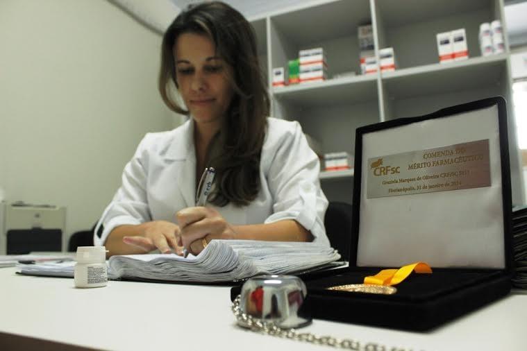 Servidora de Criciúma é homenageada pelo Conselho Regional de Farmácia