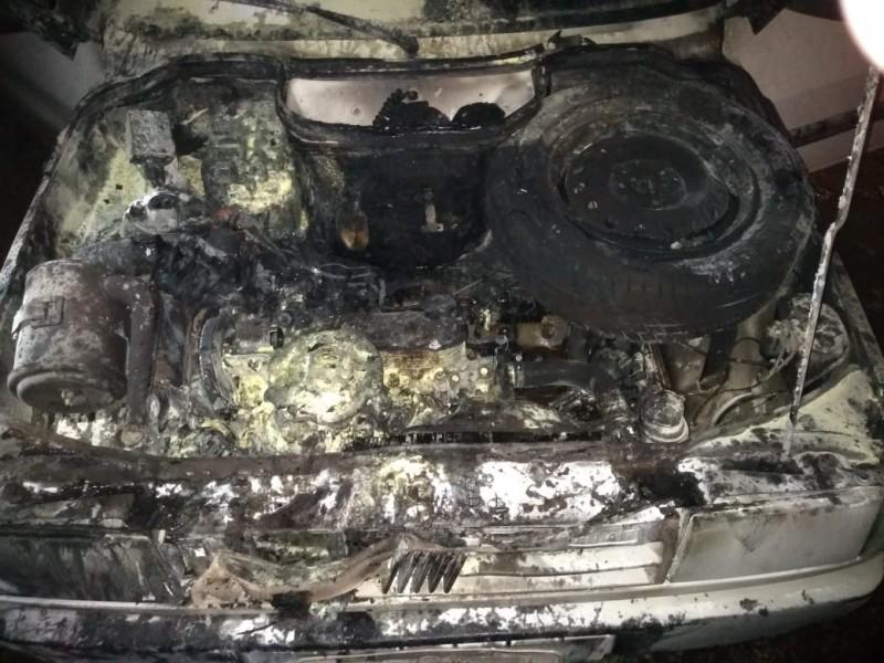 Veículo é parcialmente destruído por incêndio em Criciúma 