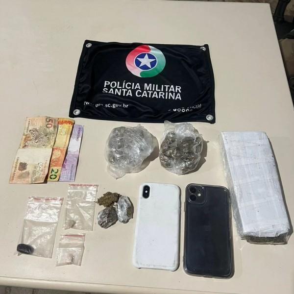 Após fugir de abordagem policial, dupla é presa por tráfico de drogas 