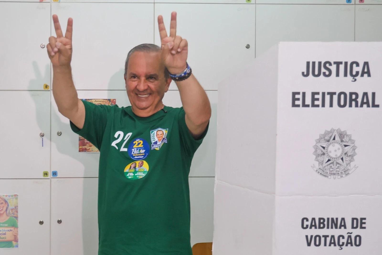 Jorginho Mello é reeleito governador de Santa Catarina com 68,31% dos votos