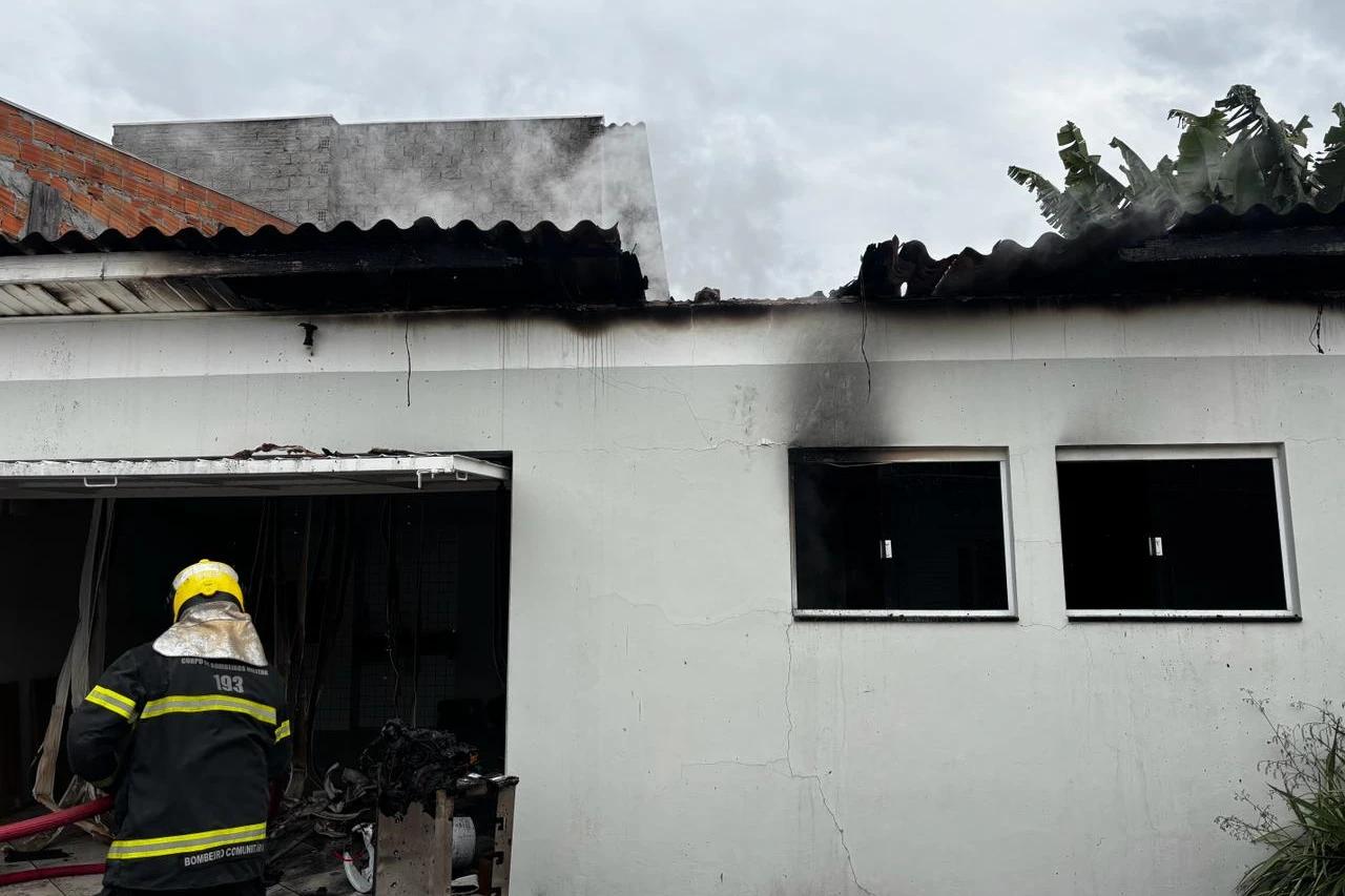 Incêndio atinge edícula de residência após moradora deixar panela no fogão em Criciúma