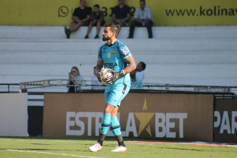 Titular contra a Chapecoense, goleiro Alisson fala sobre mata-mata do Catarinense 