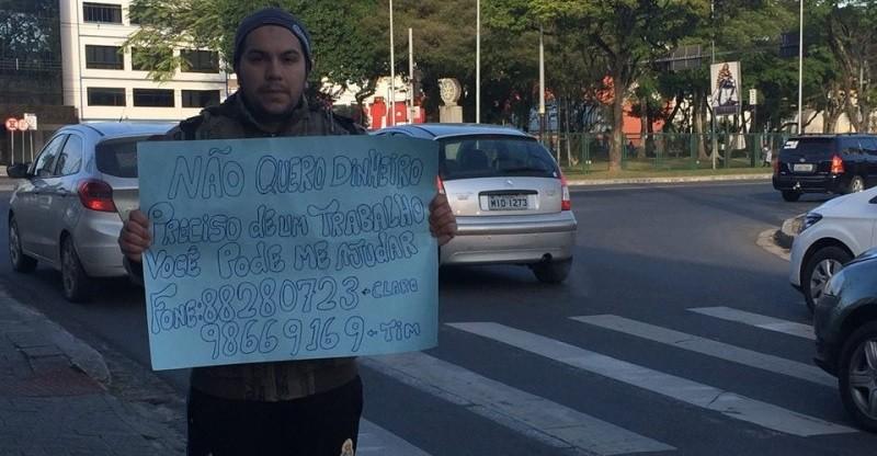 Jovem consegue emprego após pedir oportunidade em cartaz