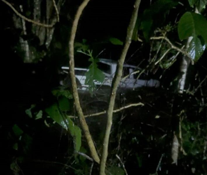 Caminhonete é arrastada por correnteza de rio em Garopaba