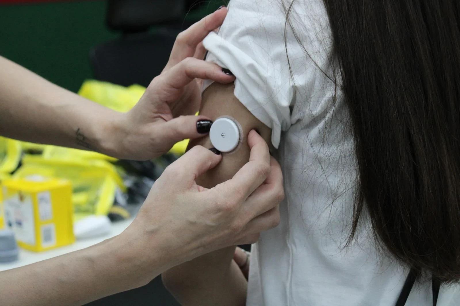 Criciúma realiza entrega de sensores de glicose para crianças e adolescentes com diabetes