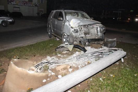 Motorista colide em poste após dormir ao volante, em Orleans