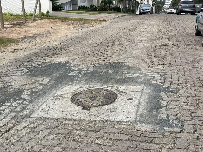 Moradores de Criciúma que sofrem com buracos e falta de asfalto fazem abaixo-assinado