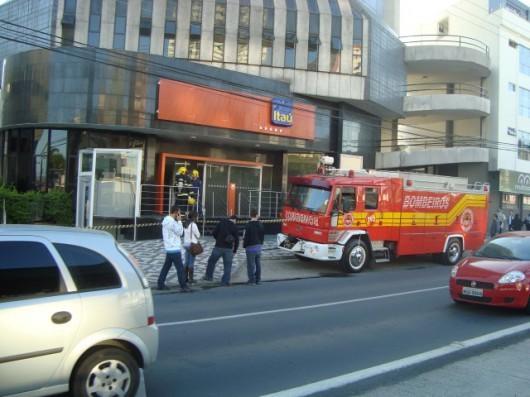 Bombeiros combatem incêndio na agência do Itaú