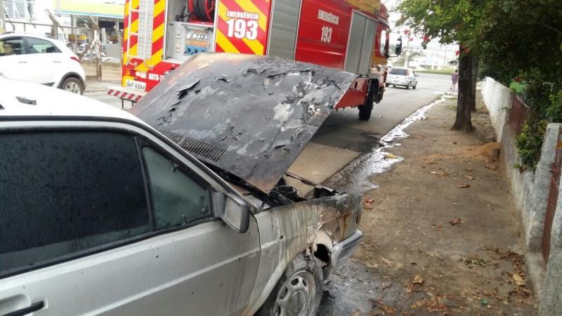 Carro pega fogo na região central de Içara