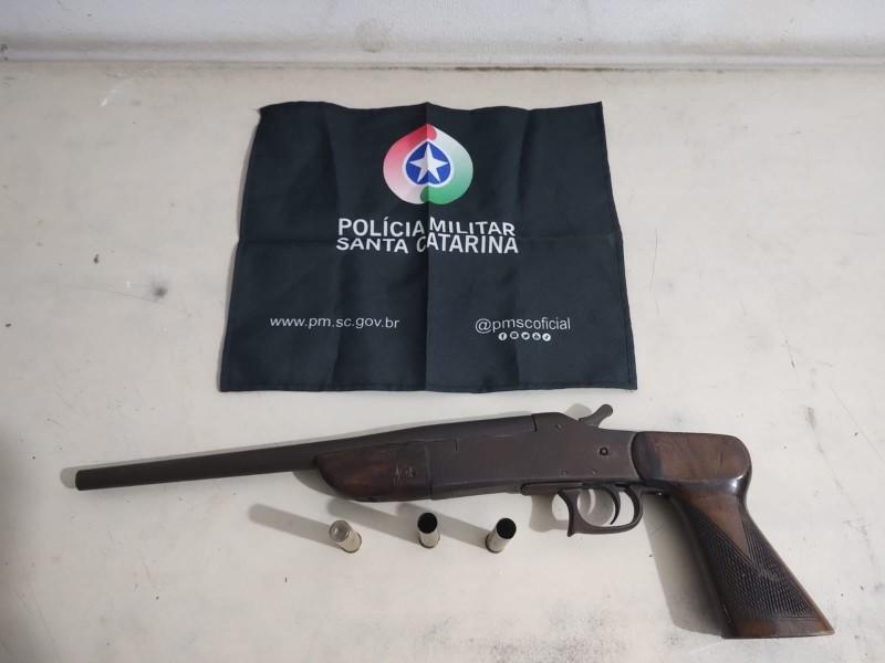 PM apreende espingarda no forro de casa em Balneário Arroio do Silva