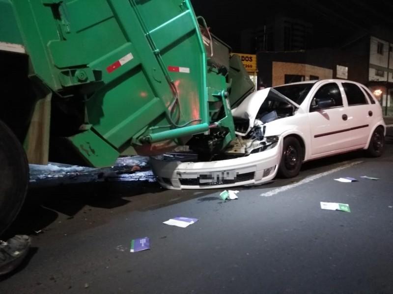 Motorista colide em caminhão da coleta de lixo na avenida Centenário