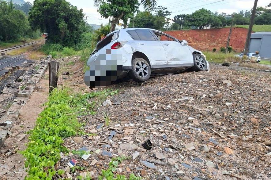Jovem é encontrado ferido após carro capotar em Urussanga