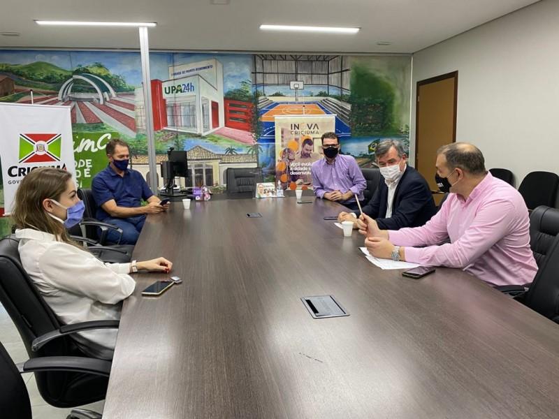 'Não vamos aceitar nenhum aumento abusivo de preços de combustíveis', afirma prefeito interino