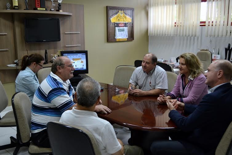 Unesc doa computadores para Associação dos Aposentados de Içara