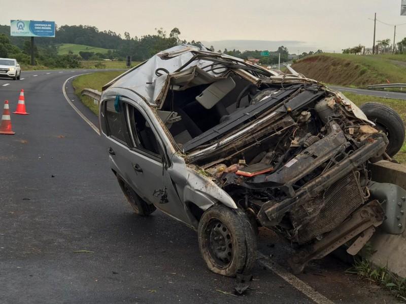 Após perder o controle da direção, motorista é arremessada para fora do carro e morre na Via Rápida