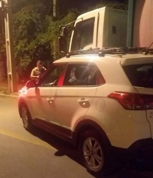 Motorista é hospitalizado após colidir veículo contra caminhão de coleta de lixo no bairro São Luiz