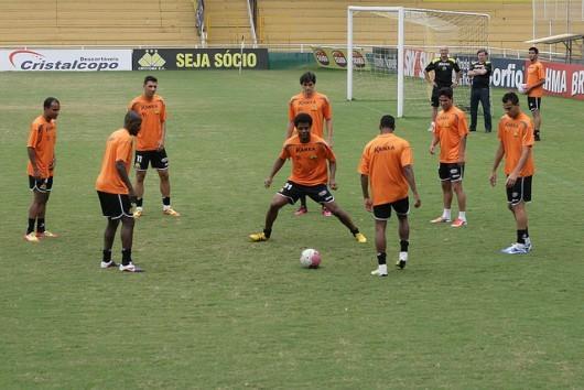  Comelli orienta treino com portões fechados no Majestoso 