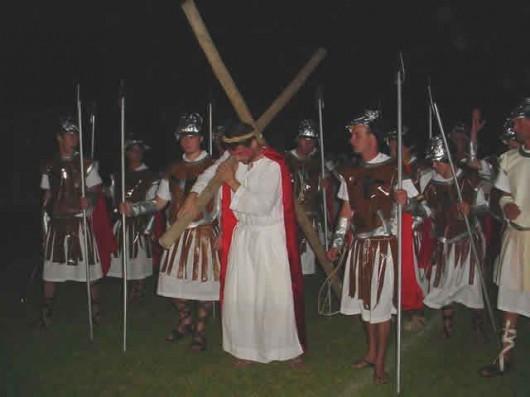 Mais de 100 pessoas encenam a Paixão de Cristo em Meleiro