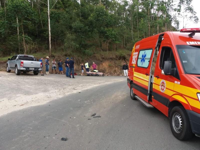 Colisão entre carro e caminhão deixa casal ferido 