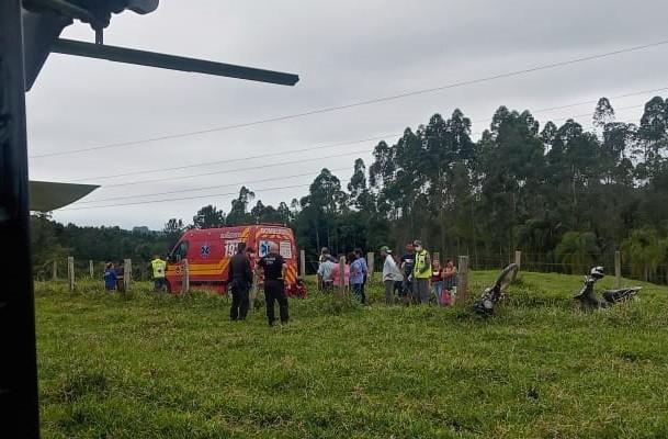 Motociclista morre após colidir contra palanque de madeira em Imaruí