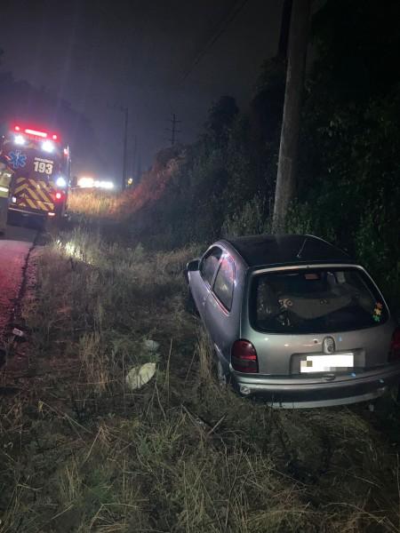 Saída de pista seguida de colisão em barranco é registrada em Orleans 